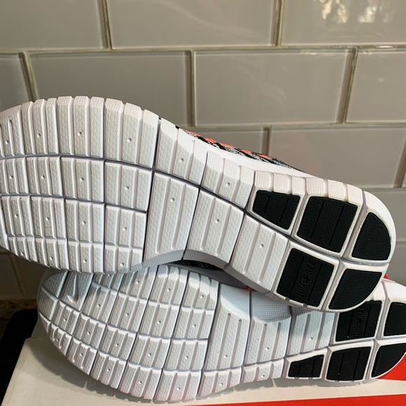 Women’s Nike Flynit Chukka Size 5.5 - Picture 5 of 6